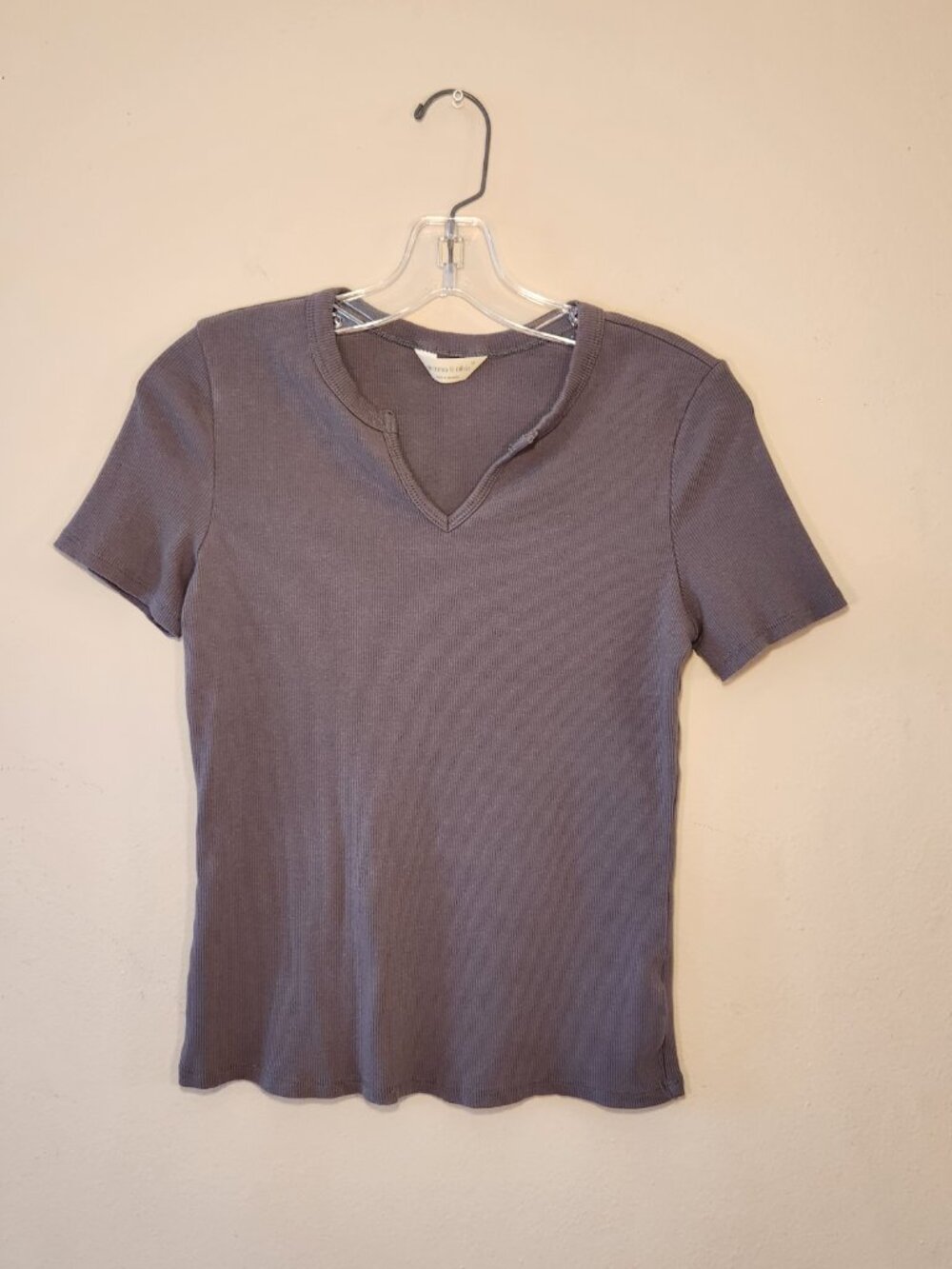 gemma & olivia gray ribbed v neck, Slim fit, stretchy top size M